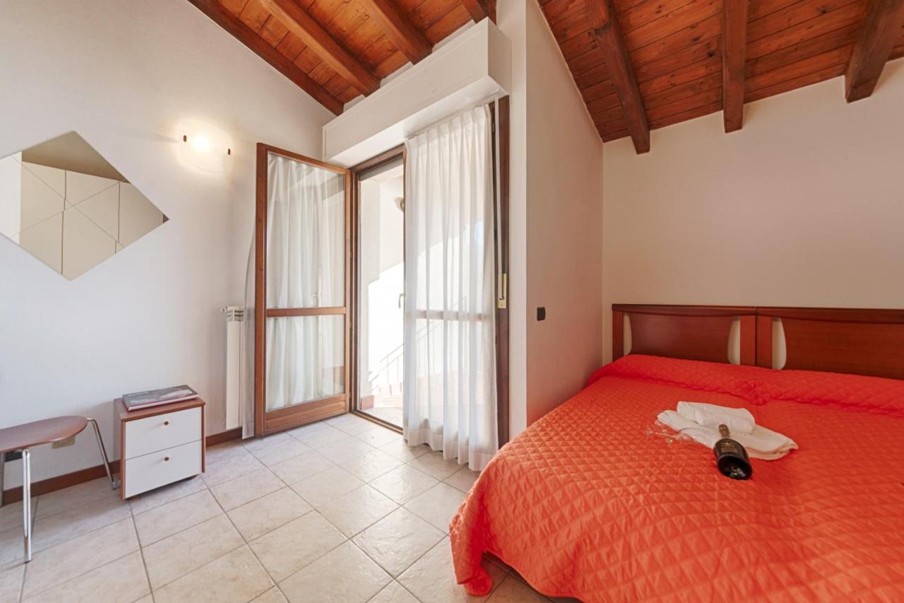 2-Bedroom Lakeview Apartment At The Lake Acquaseria Exterior foto